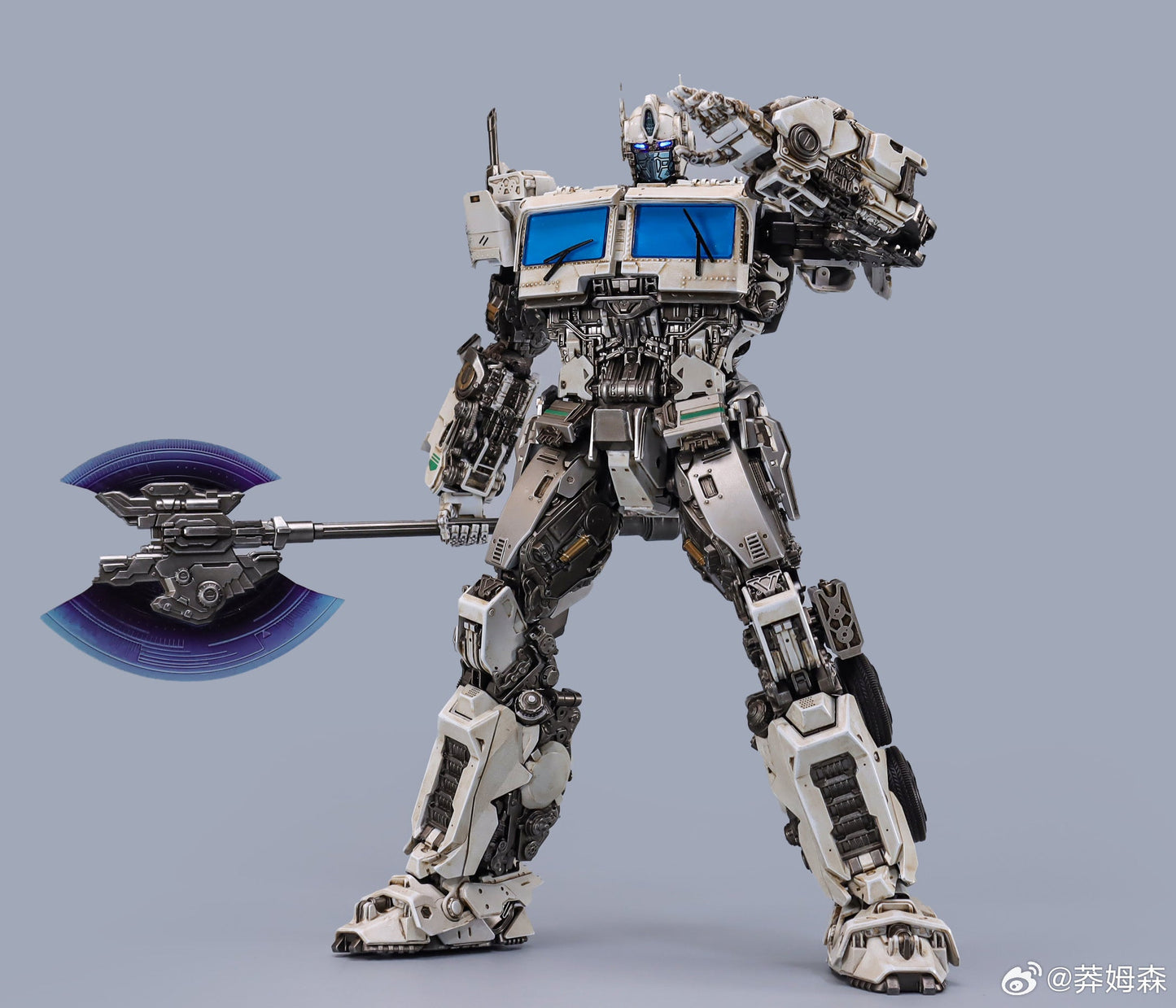 (Pre-order) Magnificent Mecha MM-01W White Optimus Prime Action Figure (Repaint Ver.)