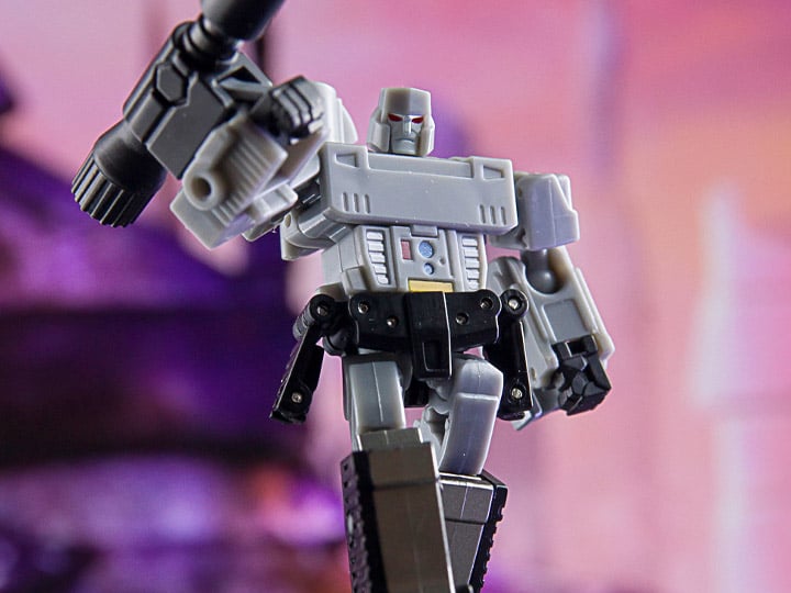 From Dr. Wu comes a new exciting converting figure, DW-E36 Menace King! This figure is fully articulated in robot form. Menace King can also convert from robot mode into weapon mode. Be sure to add this figure to your collection!