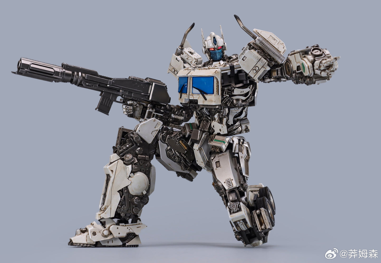 (Pre-order) Magnificent Mecha MM-01W White Optimus Prime Action Figure (Repaint Ver.)