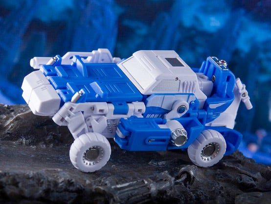 This MS-36W White Python figure can convert between three modes; robot, helicopter, and off-road vehicle. When in robot mode, the figure is fully articulated and features a blaster weapon.