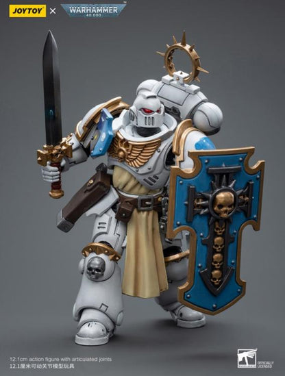 The Joy Toy Warhammer 40K White Consuls Bladeguard Veteran action figure is a highly detailed collectible, perfect for fans of the Warhammer 40K universe. This figure captures the essence of the character’s formidable presence, making it a must-have for collectors and enthusiasts alike.