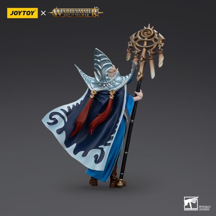 JoyToy brings the Stormcast Eternals to life with this Warhammer: The Age of Sigmar 1/18 scale action figure! To fight back agasint the forces of Chaos in the Age of Sigmar, the God-King Sigmar has chosen humanity's greatest champions to stem the tide of war. Infused with holy power and might, these heroes face down evil and treachery at every turn despite the cost of their memories and eventual humanity.