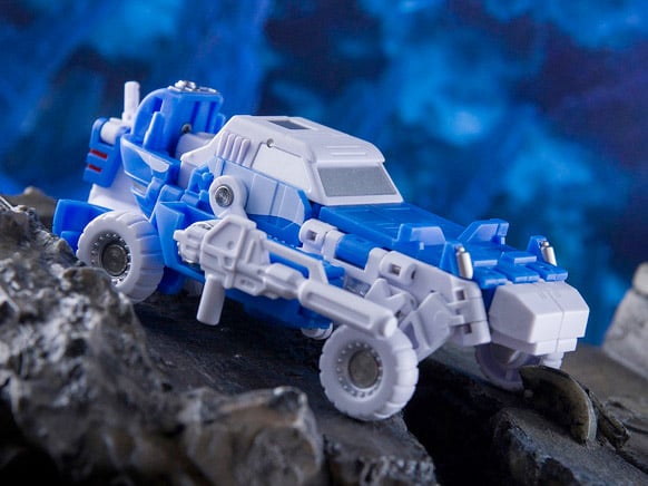 This MS-36W White Python figure can convert between three modes; robot, helicopter, and off-road vehicle. When in robot mode, the figure is fully articulated and features a blaster weapon.