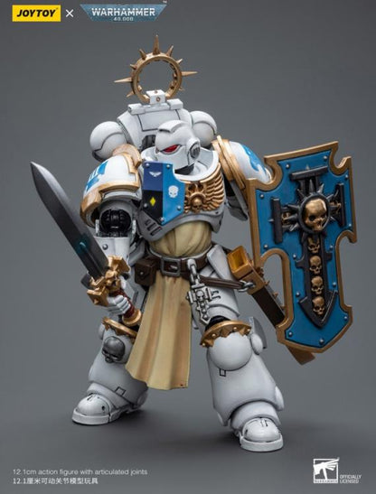 The Joy Toy Warhammer 40K White Consuls Bladeguard Veteran action figure is a highly detailed collectible, perfect for fans of the Warhammer 40K universe. This figure captures the essence of the character’s formidable presence, making it a must-have for collectors and enthusiasts alike.