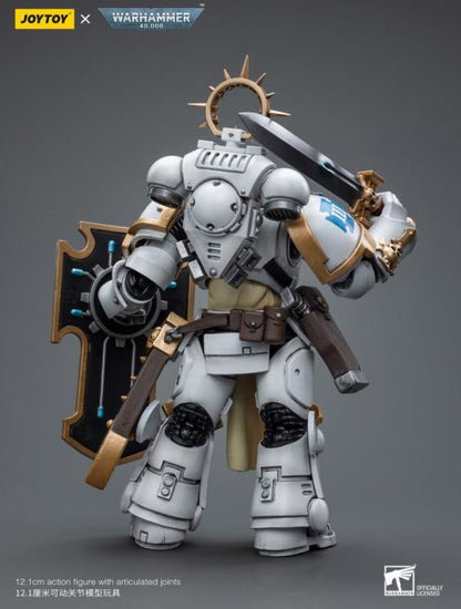 The Joy Toy Warhammer 40K White Consuls Bladeguard Veteran action figure is a highly detailed collectible, perfect for fans of the Warhammer 40K universe. This figure captures the essence of the character’s formidable presence, making it a must-have for collectors and enthusiasts alike.