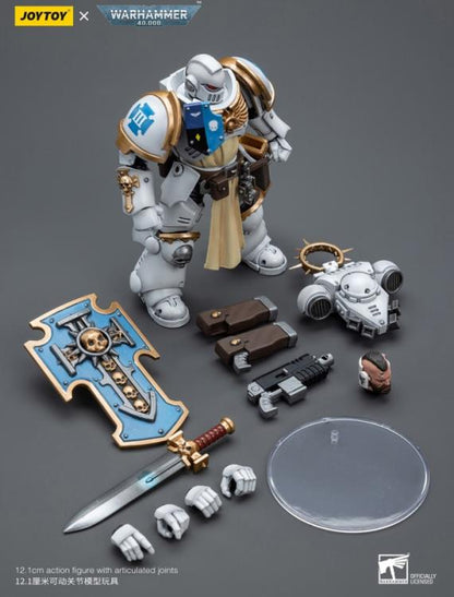 The Joy Toy Warhammer 40K White Consuls Bladeguard Veteran action figure is a highly detailed collectible, perfect for fans of the Warhammer 40K universe. This figure captures the essence of the character’s formidable presence, making it a must-have for collectors and enthusiasts alike.
