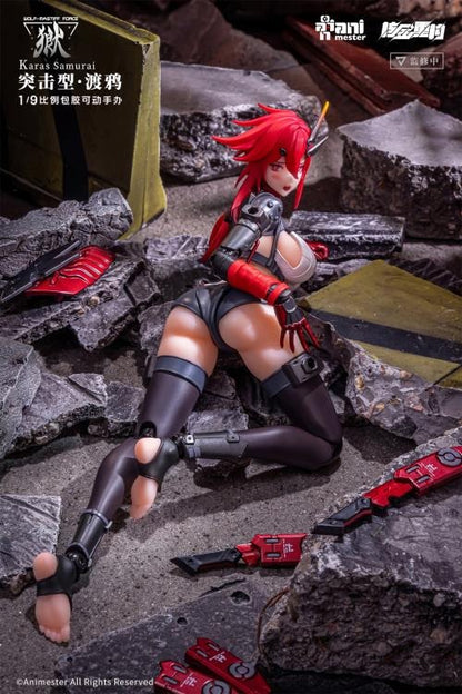 Three years ago in the deep winter, a leader led their team to raid an illegal laboratory and found Karas in her incubator. Her entire left arm had been transformed into a mechanical joint, and her skeleton had been replaced with an alloy prosthesis, turning her into a killing machine. When the leader cut off the restraint around Karas' neck, her broken body came to life. Perhaps touched by the fighting spirit of the creature, the leader of the troops sheathed his knife and brought her with them.