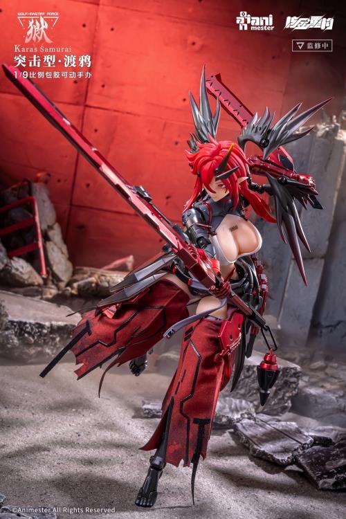 Three years ago in the deep winter, a leader led their team to raid an illegal laboratory and found Karas in her incubator. Her entire left arm had been transformed into a mechanical joint, and her skeleton had been replaced with an alloy prosthesis, turning her into a killing machine. When the leader cut off the restraint around Karas' neck, her broken body came to life. Perhaps touched by the fighting spirit of the creature, the leader of the troops sheathed his knife and brought her with them.