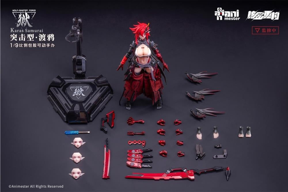 Three years ago in the deep winter, a leader led their team to raid an illegal laboratory and found Karas in her incubator. Her entire left arm had been transformed into a mechanical joint, and her skeleton had been replaced with an alloy prosthesis, turning her into a killing machine. When the leader cut off the restraint around Karas' neck, her broken body came to life. Perhaps touched by the fighting spirit of the creature, the leader of the troops sheathed his knife and brought her with them.