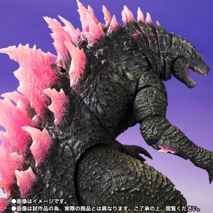 GODZILLA Evolved FROM GODZILLA x KONG: THE NEW EMPIRE joins the S.H.MonsterArts line! The 3D data from the film and the supervision of the producer Yuji Sakai have ensured that this figure will be a complete rendition of the appearance from the film. The wide range of articulation allows for the recreation of scenes from the film. Optional hand parts also allow for various dynamic poses.