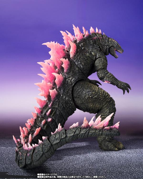 GODZILLA Evolved FROM GODZILLA x KONG: THE NEW EMPIRE joins the S.H.MonsterArts line! The 3D data from the film and the supervision of the producer Yuji Sakai have ensured that this figure will be a complete rendition of the appearance from the film. The wide range of articulation allows for the recreation of scenes from the film. Optional hand parts also allow for various dynamic poses.