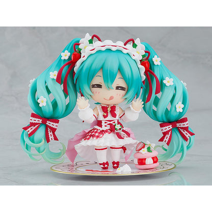 Good Smile Company GSC Hatsune Miku appears in a brand new strawberry motif outfit. The 15th Anniversary Figure Project illustration by En Morikura has been transformed into a Nendoroid! Miku's gorgeous outfit adorned with strawberries and frills and her twintail hairstyle have been faithfully captured in Nendoroid form. 