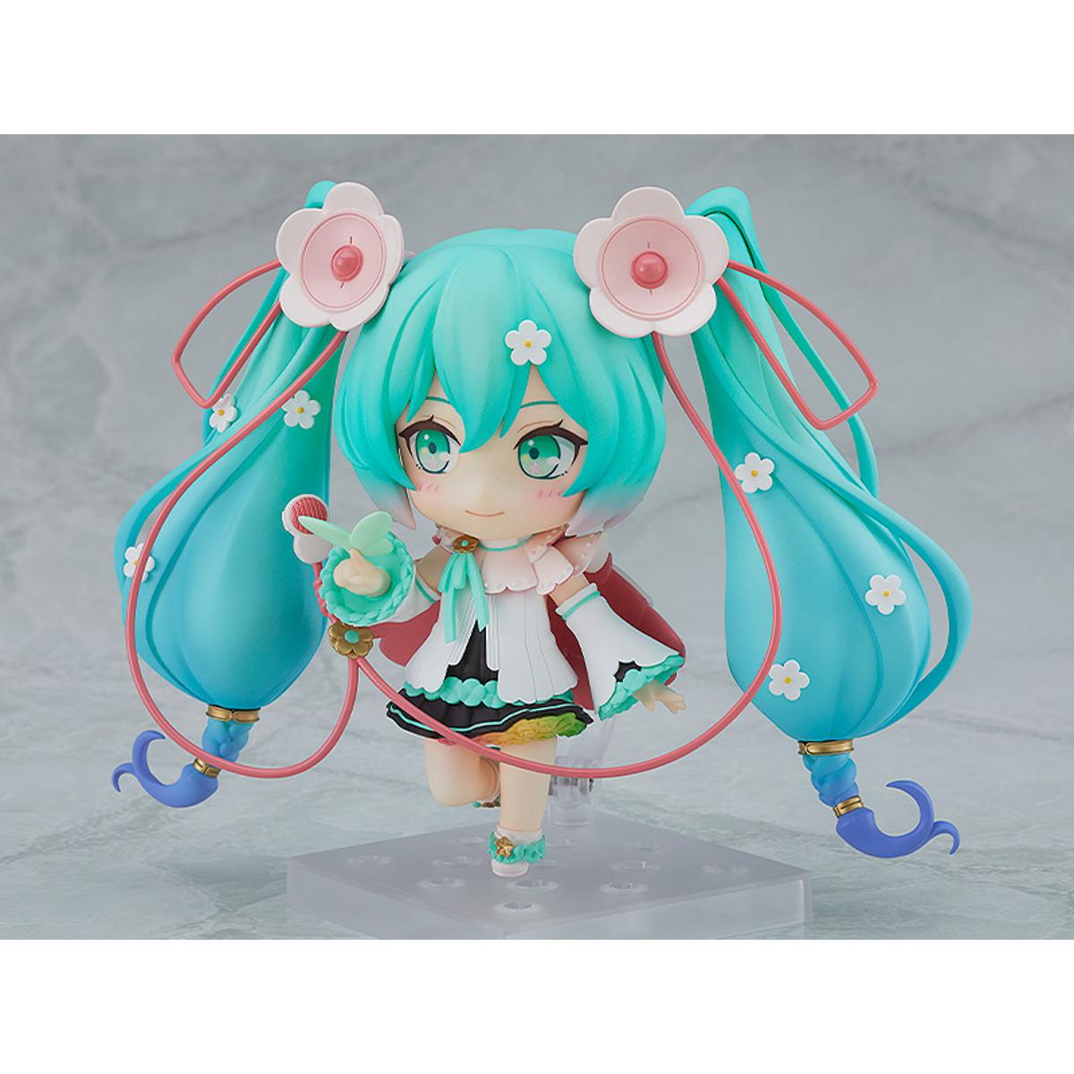 Good Smile Company Nendoroid Hatsune Miku Magical Mirai 2021 Ver. From "Character Vocal Series 01: Hatsune Miku" comes a Nendoroid of Hatsune Miku wearing her outfit from the Magical Mirai 2021 main visual illustration! Illustrator left's "Fairy Tale Fantasy" version of Miku has been brought to life. 