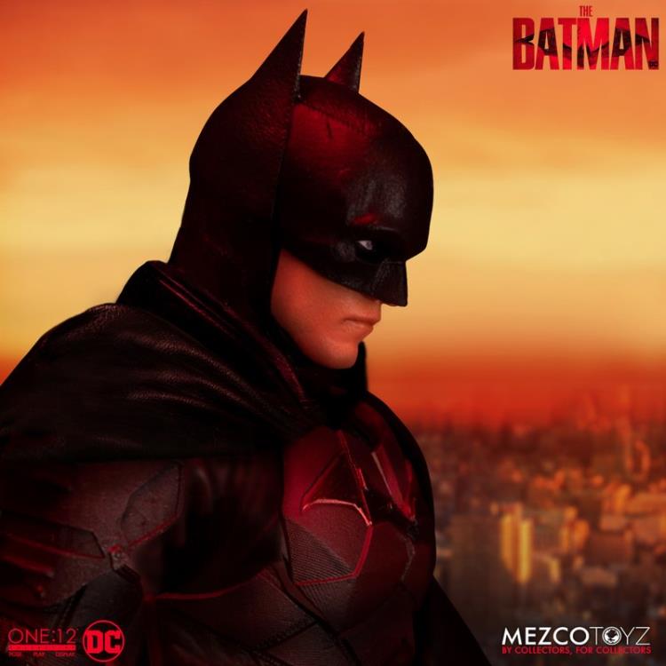 The Batman is outfitted in a screen-accurate armored Batsuit with chest insignia. The costume features an integrated posing wire in the cape, utility belt, a thigh pouch, and two vambrace. Batman comes complete with four head portraits including an unmasked Bruce Wayne portrait, all featuring the likeness of actor Robert Pattinson. Equipped with multiple Batarangs, sticky bombs, handcuffs, grapple launcher, and smoke bombs, Batman fights crime in the wet and grimy streets of Gotham.