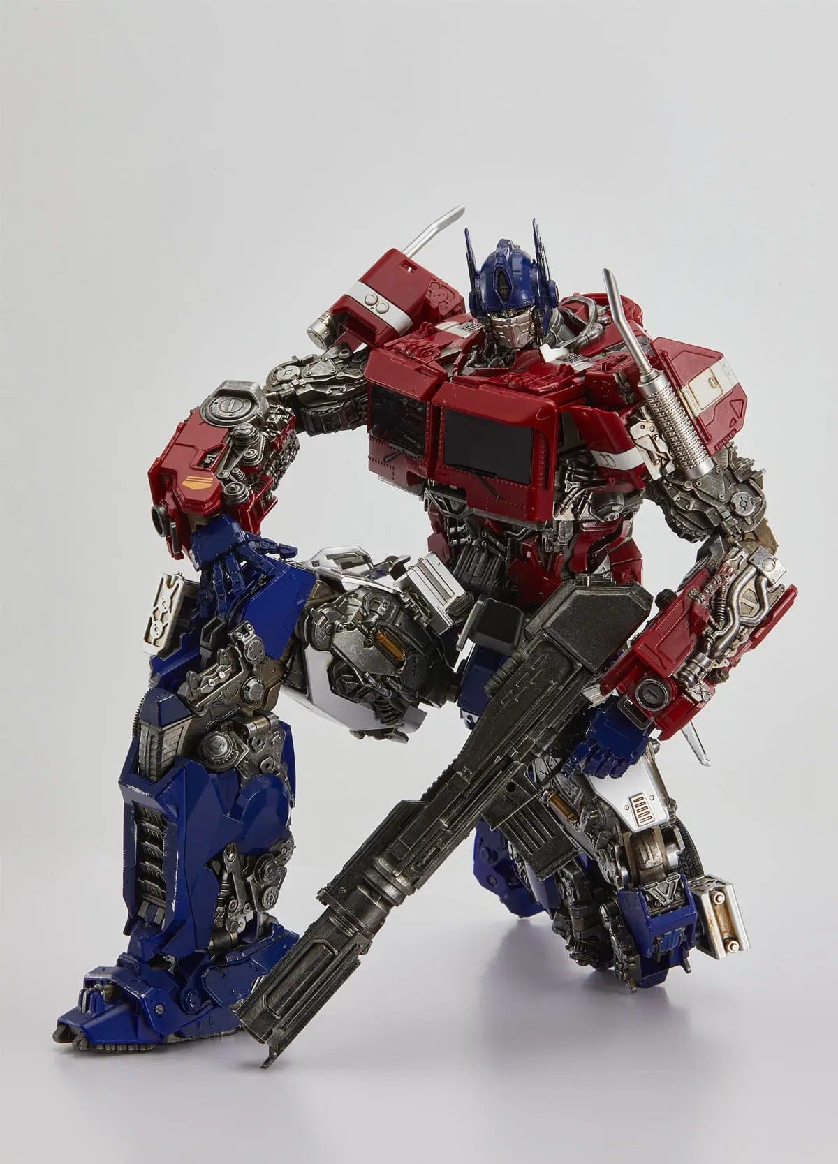 This figure is about 30.00 cm tall and the main body weighs about 1 kilo, fully articulated and featuring a die-cast skeleton, rubber tires, weathering finish, LED eyes, magnetic parts (not specified which ones) and it will include a display base. As we can see from the images, robot mode look very movie-accurate and compact as well as the alt mode.