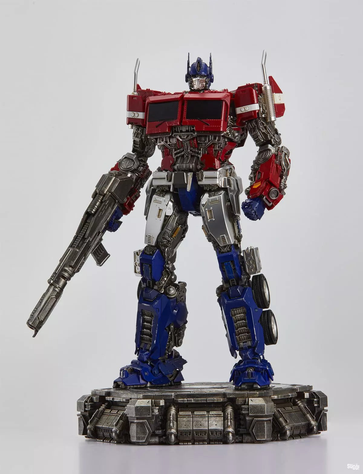 This figure is about 30.00 cm tall and the main body weighs about 1 kilo, fully articulated and featuring a die-cast skeleton, rubber tires, weathering finish, LED eyes, magnetic parts (not specified which ones) and it will include a display base. As we can see from the images, robot mode look very movie-accurate and compact as well as the alt mode.