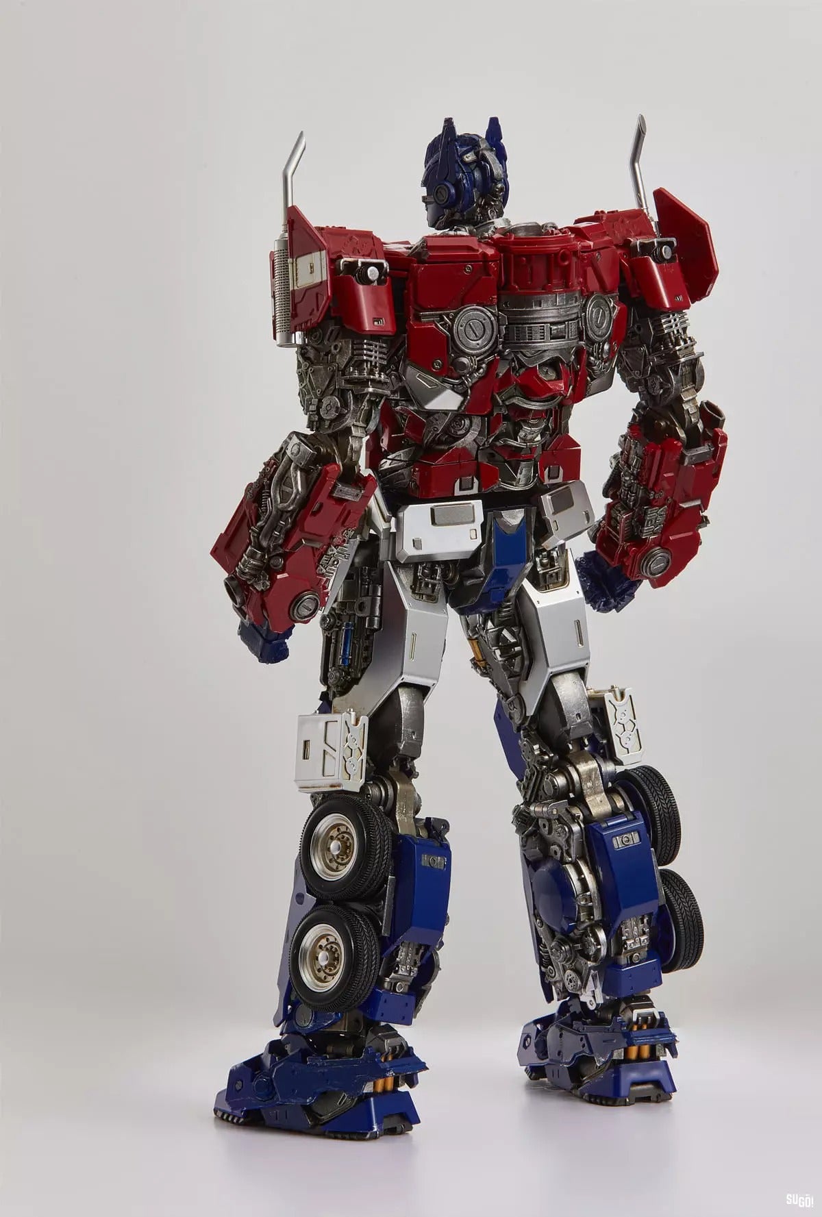 This figure is about 30.00 cm tall and the main body weighs about 1 kilo, fully articulated and featuring a die-cast skeleton, rubber tires, weathering finish, LED eyes, magnetic parts (not specified which ones) and it will include a display base. As we can see from the images, robot mode look very movie-accurate and compact as well as the alt mode.