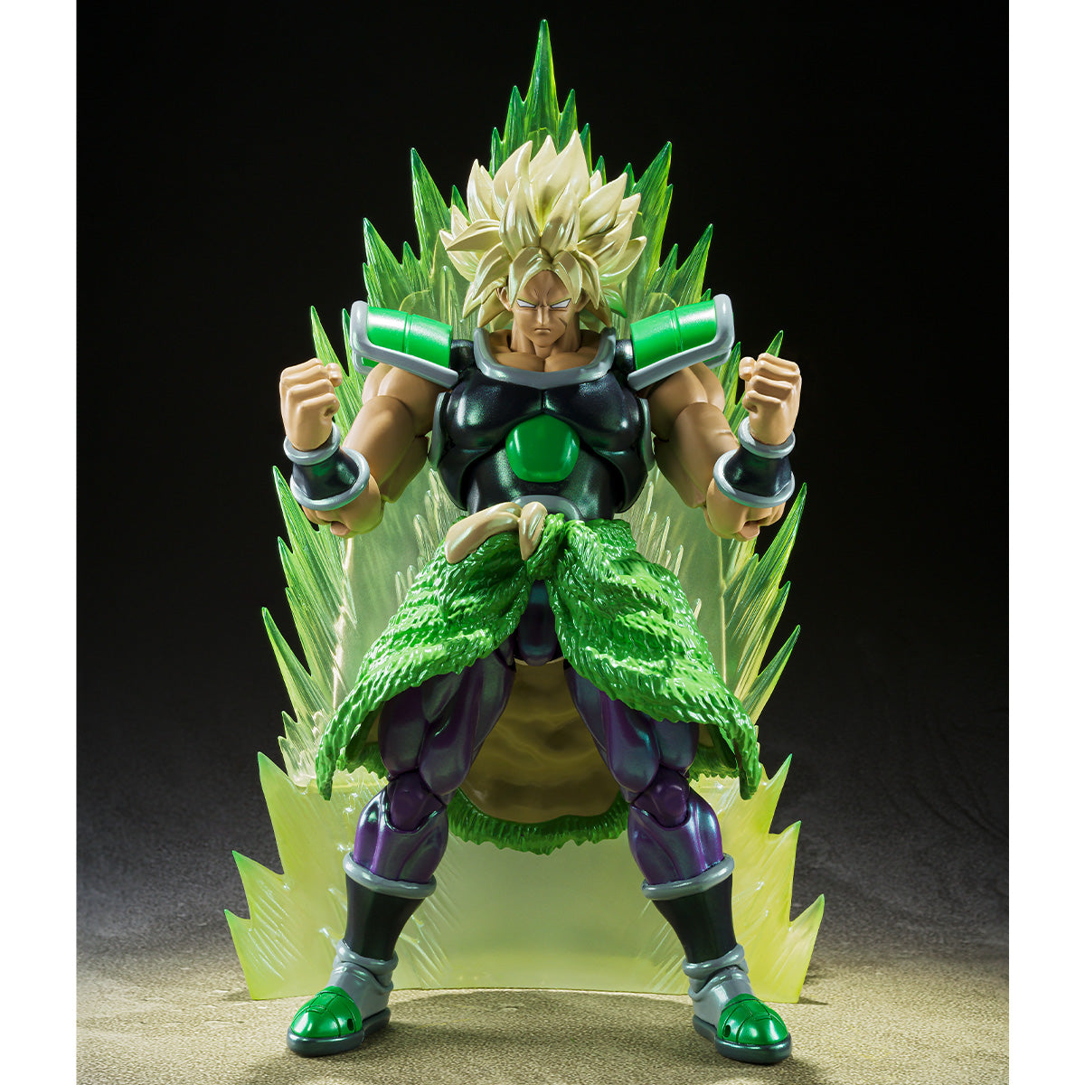 SH Figurats Premium Bandai US exclusive -The Super Saiyan Broly, as seen in “Dragon Ball Super: Broly,” comes to NYCC in a special limited edition with an aura effect part! The aura effect is molded in translucent pearlescent plastic to replicate the scene of Broly powering up.