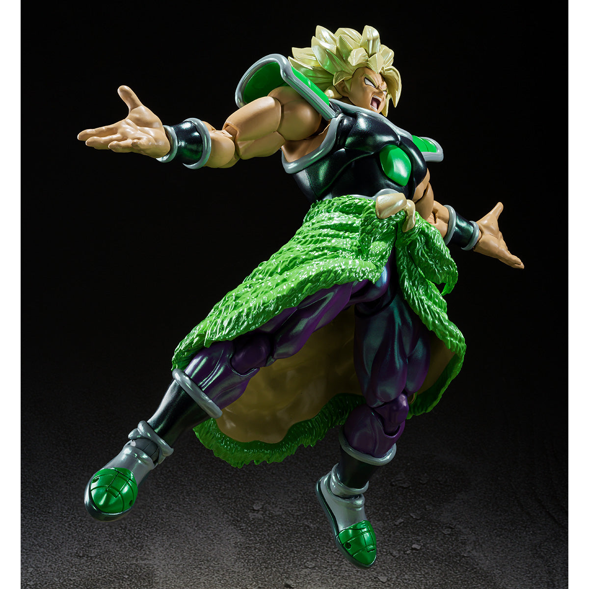 SH Figurats Premium Bandai US exclusive -The Super Saiyan Broly, as seen in “Dragon Ball Super: Broly,” comes to NYCC in a special limited edition with an aura effect part! The aura effect is molded in translucent pearlescent plastic to replicate the scene of Broly powering up.