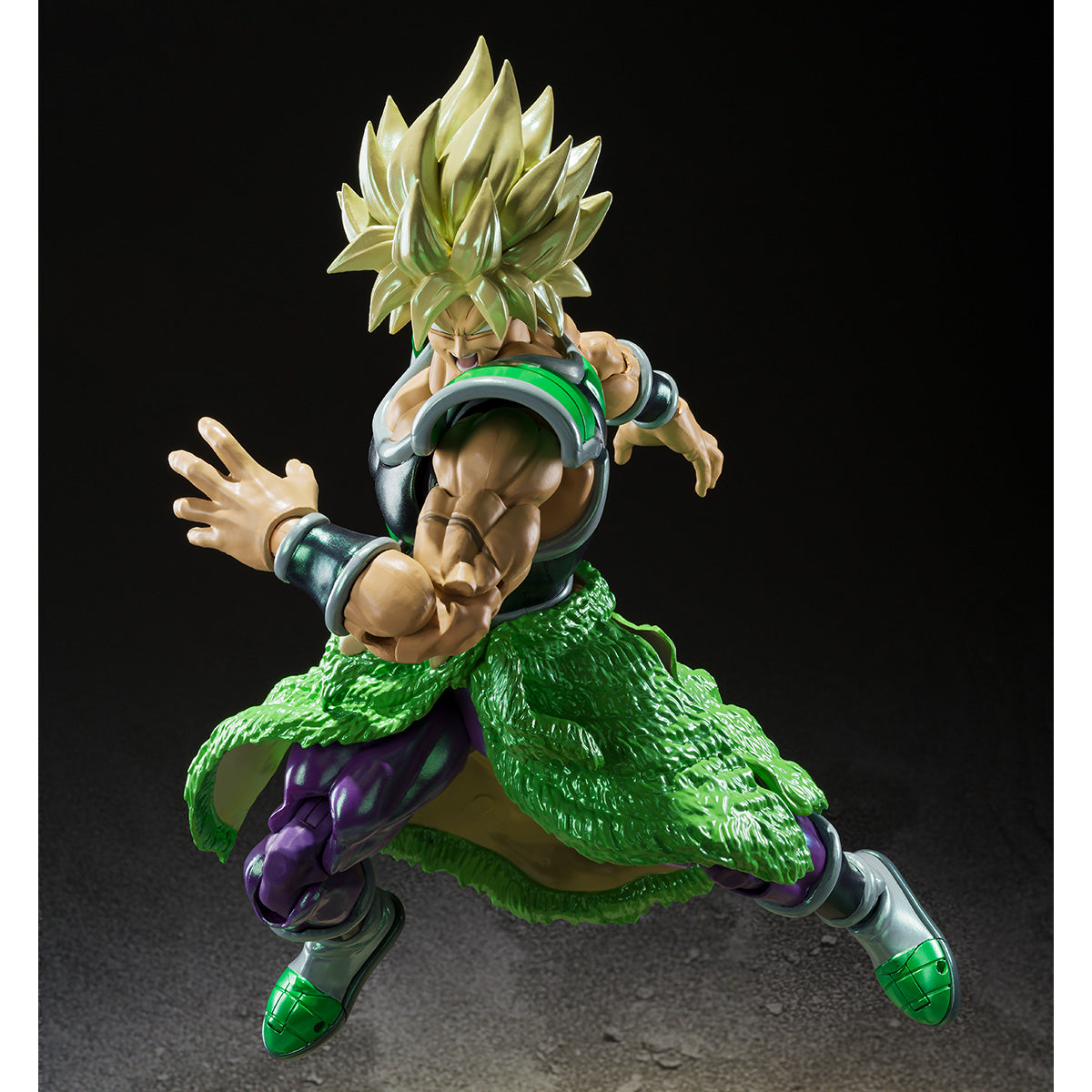 SH Figurats Premium Bandai US exclusive -The Super Saiyan Broly, as seen in “Dragon Ball Super: Broly,” comes to NYCC in a special limited edition with an aura effect part! The aura effect is molded in translucent pearlescent plastic to replicate the scene of Broly powering up.