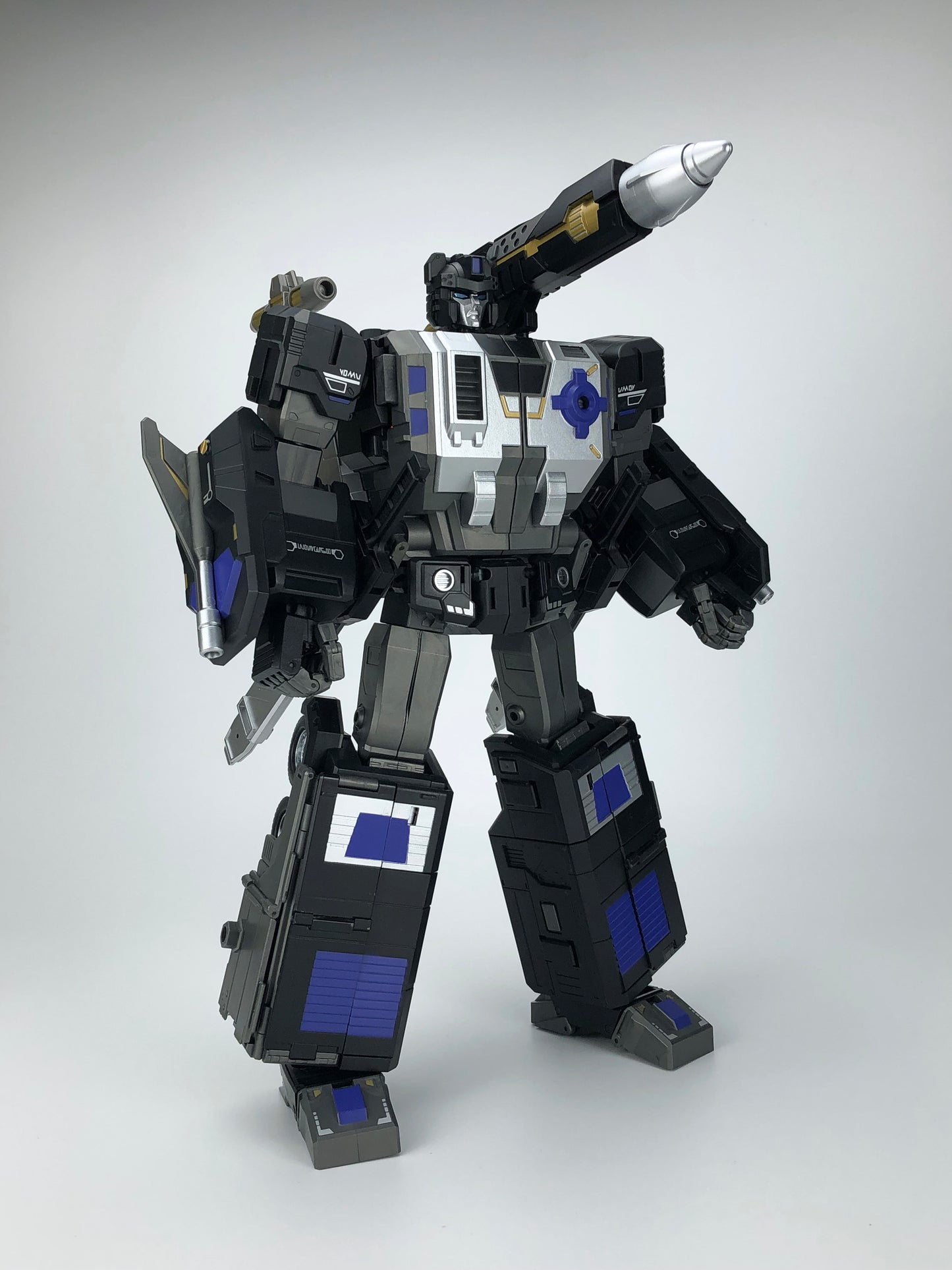 Fans Hobby presents the MB-011A Black God Armor as part of the Master Builder series!  This transforming figure converts from robot mode to trailer mode and back again. Black God Armor can be combined with the Master Builder MB-06A Black Power Baser figure (sold separately).