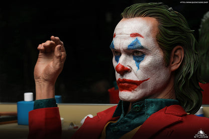 Queen Studios Dark Knight The Joker (Arthur Fleck) Joaquin Phoenix (2019) Regular 1/3 Scale Statue. The Regular Edition features a Joker head sculpt with full character likeness and sculpted hair. 