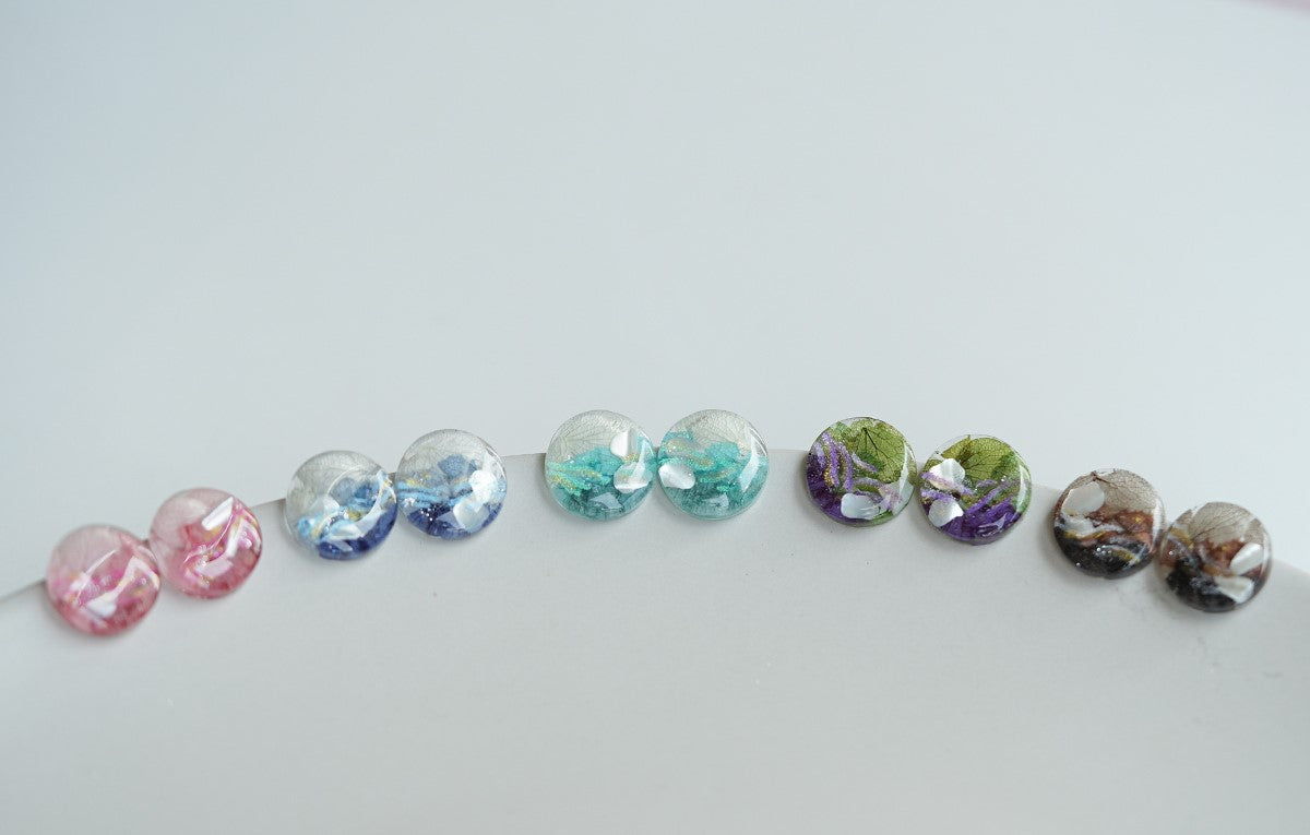 Transparent handmade resin pressed cute multi flower stud/ clip-ons earrings, dried/ real flower jewelry with Hypoallergenic S925 Sterling Silver. Colour: Pink, Blue, Black, Green, Purple