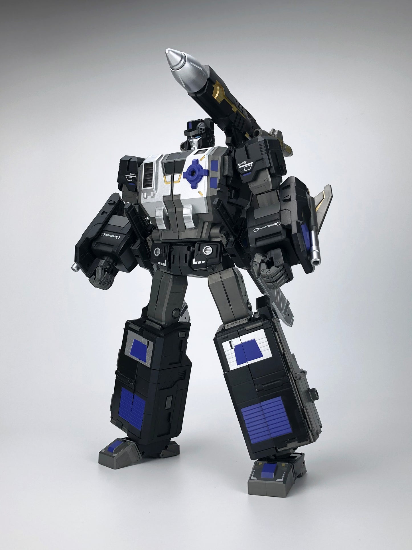 Fans Hobby presents the MB-011A Black God Armor as part of the Master Builder series!  This transforming figure converts from robot mode to trailer mode and back again. Black God Armor can be combined with the Master Builder MB-06A Black Power Baser figure (sold separately).