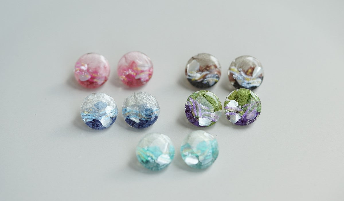 Transparent handmade resin pressed cute multi flower stud/ clip-ons earrings, dried/ real flower jewelry with Hypoallergenic S925 Sterling Silver. Colour: Pink, Blue, Black, Green, Purple