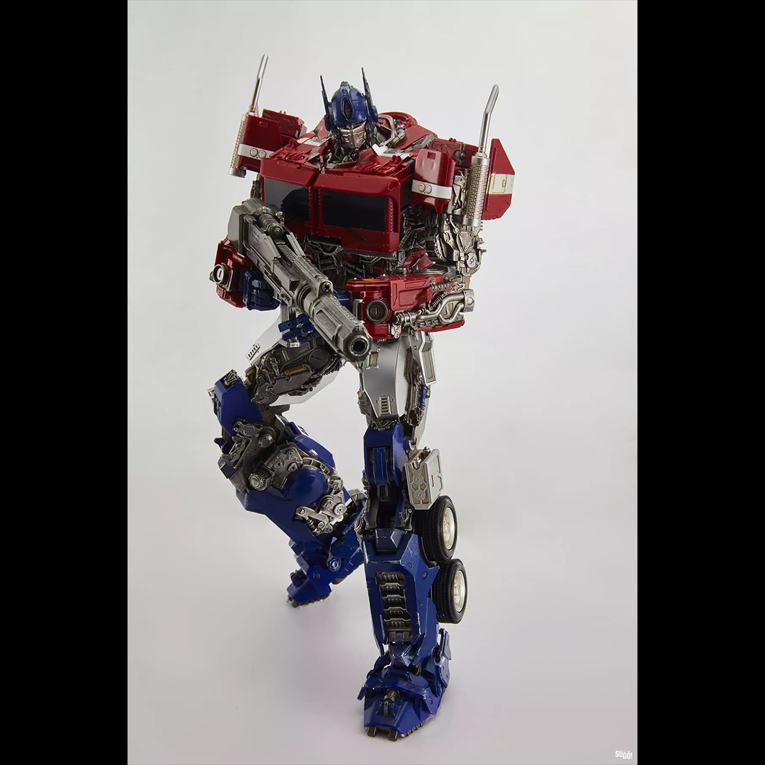 This figure is about 30.00 cm tall and the main body weighs about 1 kilo, fully articulated and featuring a die-cast skeleton, rubber tires, weathering finish, LED eyes, magnetic parts (not specified which ones) and it will include a display base. As we can see from the images, robot mode look very movie-accurate and compact as well as the alt mode.