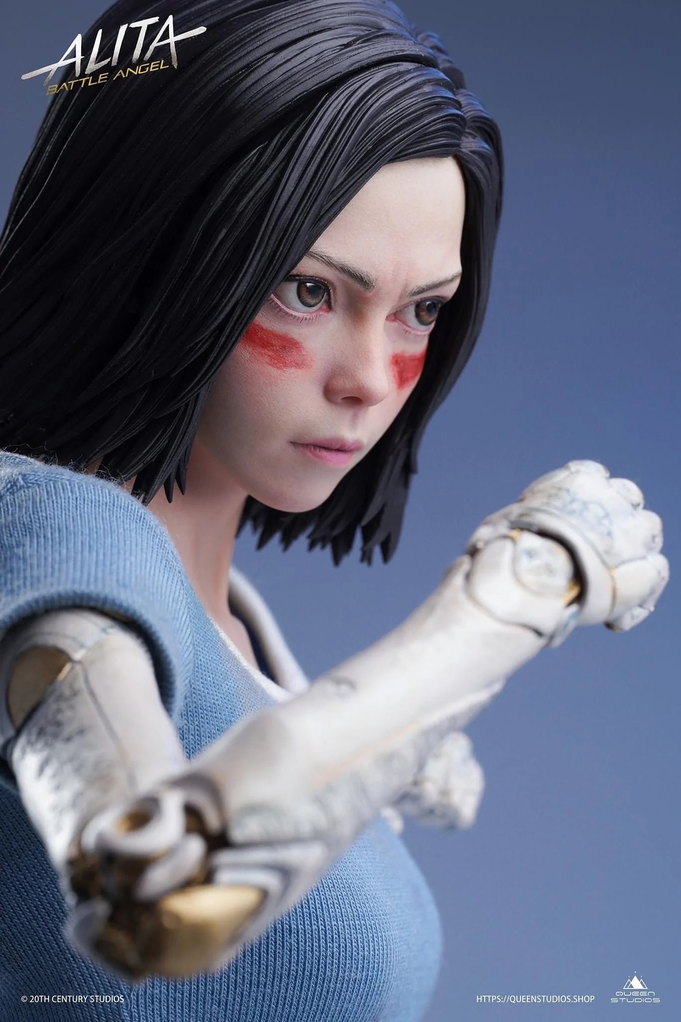  This Queen Studios’ 1/4 scale Alita statue: Battle Angel Stands at 47cm tall. A near perfect scaled down replica of the 1/1 Life-Size statue. Like the life-size statue, her porcelain “doll” body is intricately designed, capturing the unique patterns and clockwork. Her likeness has been recreated with stunning accuracy, and the unique movie inspired base is packed full of detail making this the ultimate collector piece.